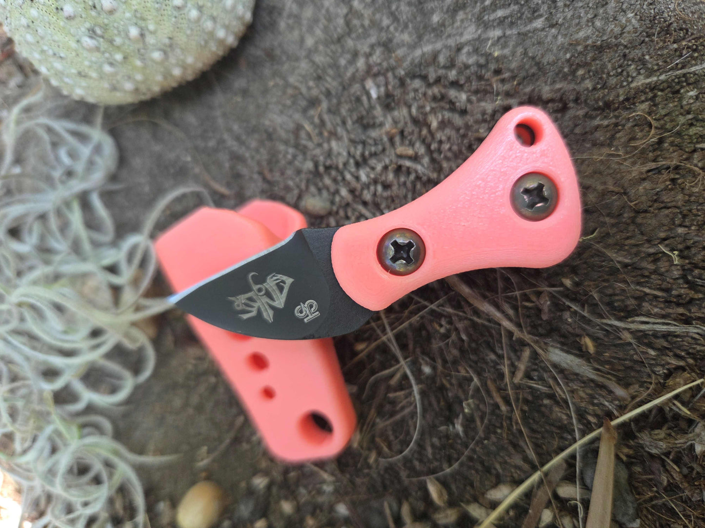 Turner CNC Anchovy DLC coated - Pink glow handle Pink glow sheath